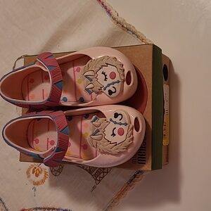 Super cute Llama mini melissa shoes size 9 with box EUC.